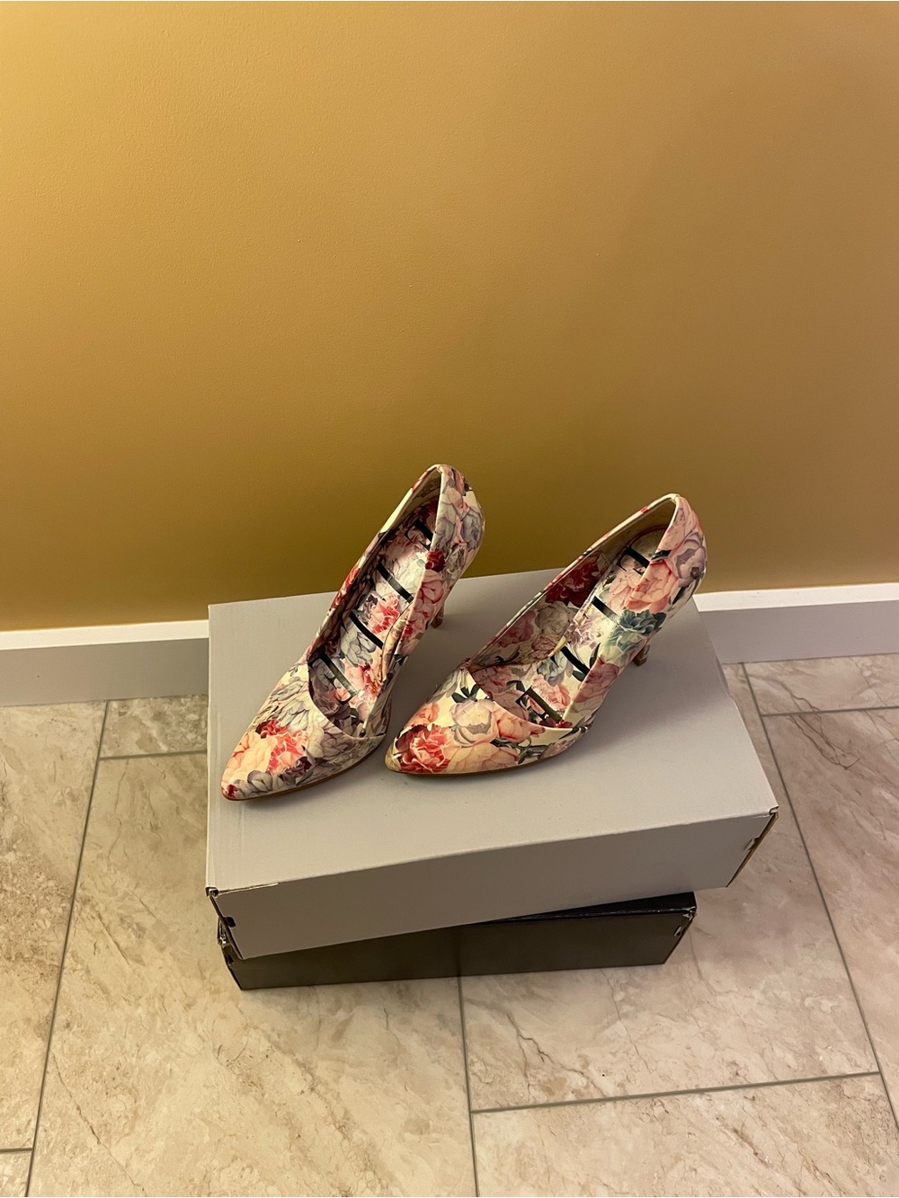 Elle Floral Pointed-Toe Heels - Pink Multi color. (Size 6)